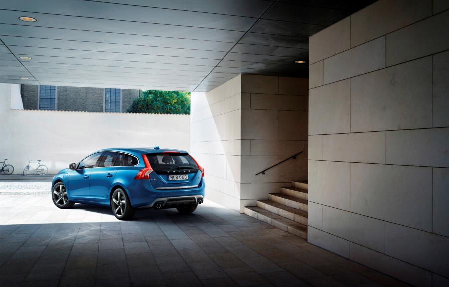  Volvo V60 Plug-In Hybrid R-Design 2014 года  (фото 13 из 15)